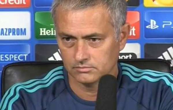 Jose Mourinho Clashes With Journalists